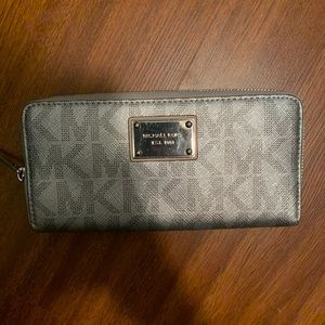 Sliver logo Michael Kors wallet